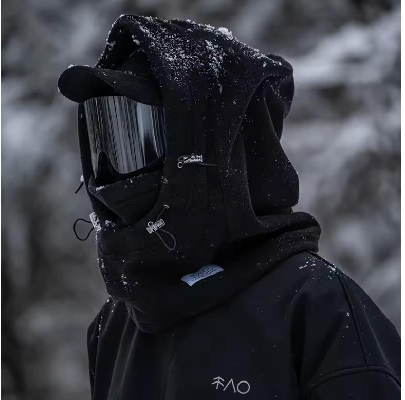 Cagoule noir portée dans un décor enneigé