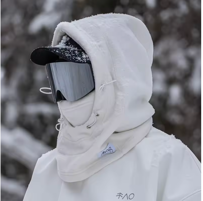 Cagoule blanc portée dans un décor enneigé