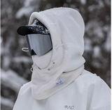 Cagoule blanc portée dans un décor enneigé