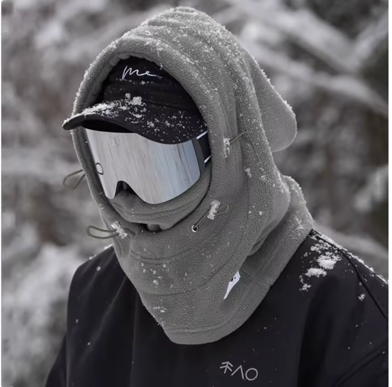 Cagoule gris portée dans un décor enneigé