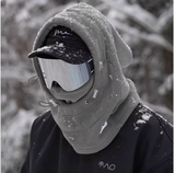 Cagoule gris portée dans un décor enneigé