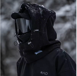 Cagoule noir portée dans un décor enneigé