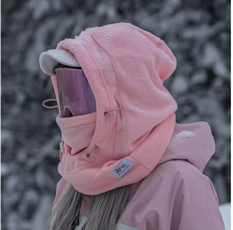 Cagoule rose portée dans un décor enneigé